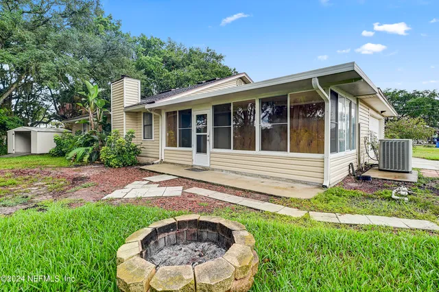 a view of a house with backyard