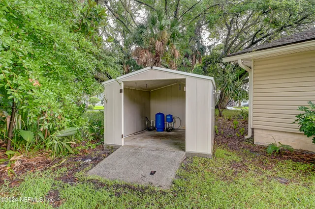 a view of a house with backyard and porch