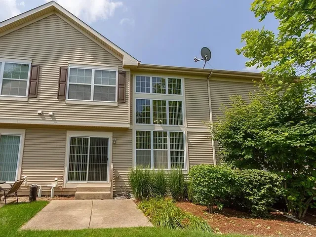 $2,850 | 1953 Fountain Grass Circle, Bartlett, IL 60103