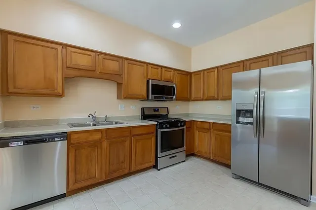 $2,850 | 1953 Fountain Grass Circle, Bartlett, IL 60103