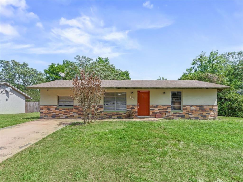 911 Jacaranda Drive Lady Lake, FL 32159 - Photo 1 of 24