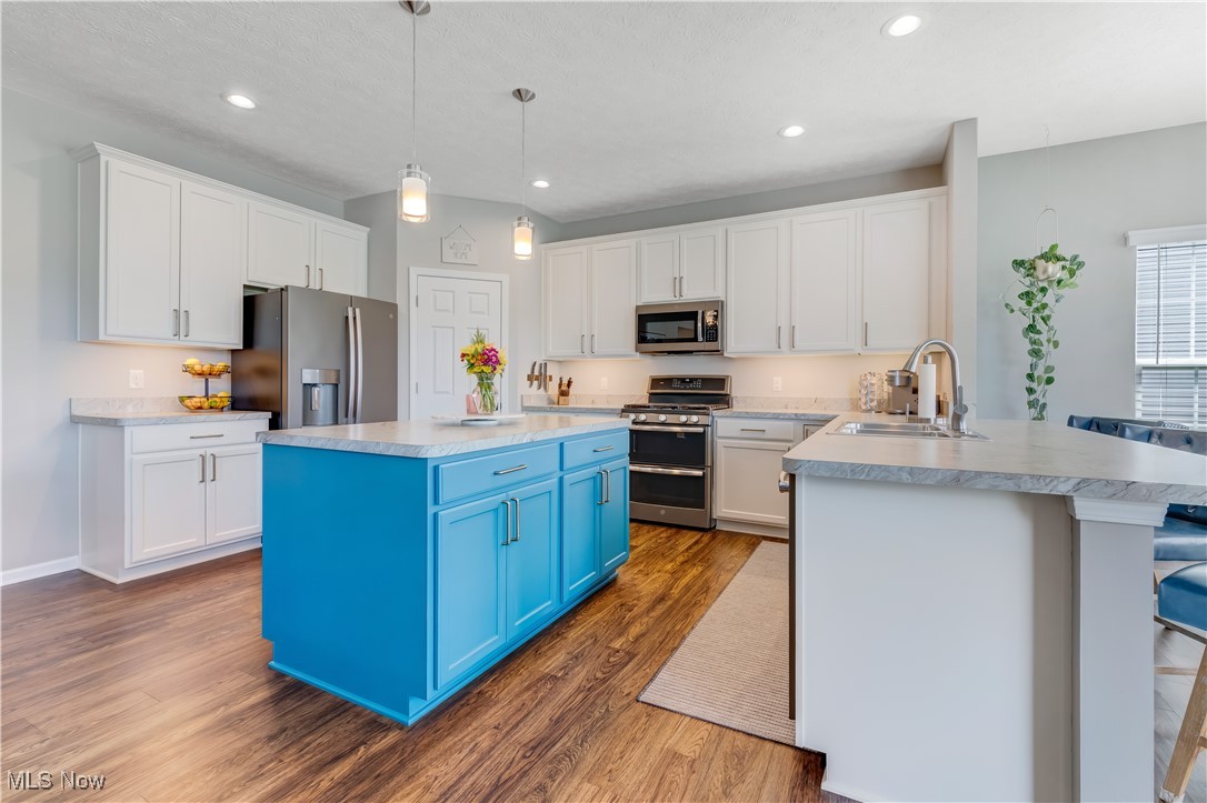 37273 Sandy Ridge Drive North Ridgeville, OH 44039 - Photo 6 of 38 Kitchen with oak cabinets and large island.