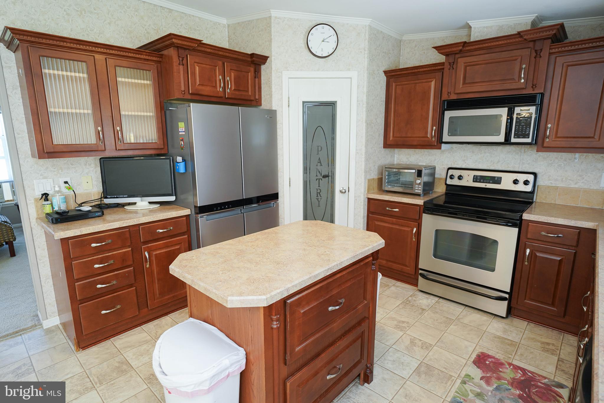 5846 Puckum Road Rhodesdale, MD 21659 - Photo 11 of 32 a kitchen with stainless steel appliances a stove microwave and refrigerator