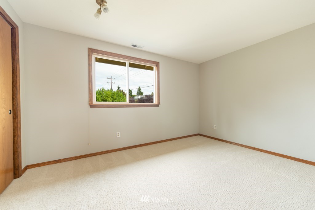 560 North 76th Street Seattle, WA 98103 - Photo 28 of 37 an empty room with a window