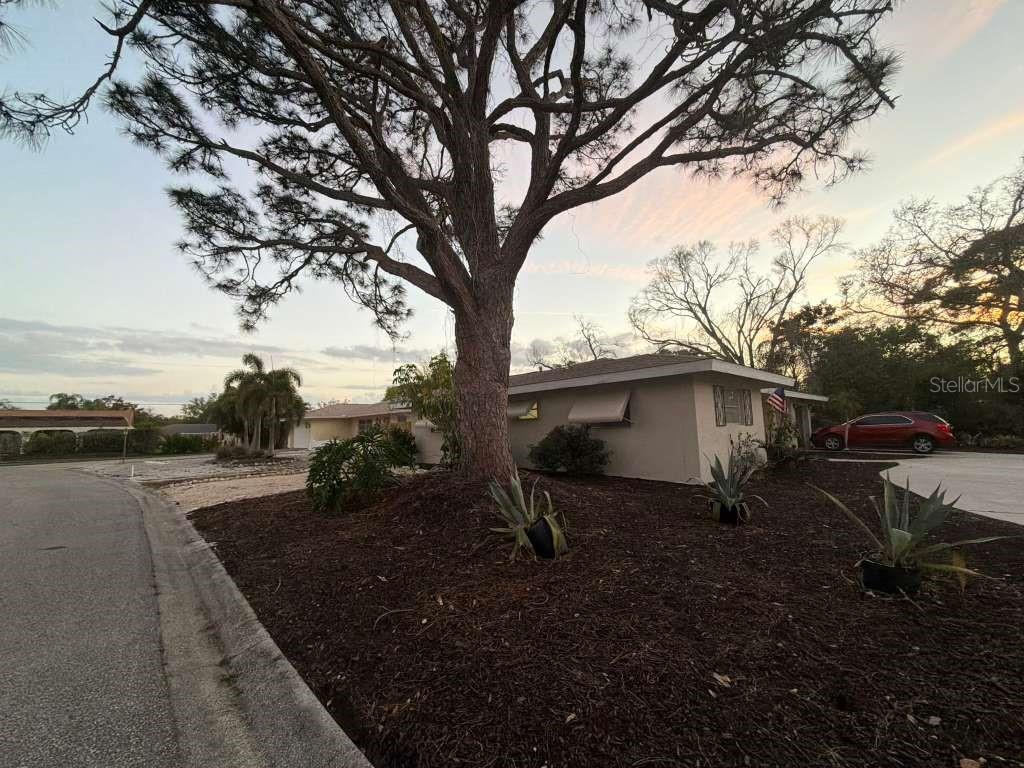 5004 Medalist Road Sarasota, FL 34243 - Photo 6 of 42