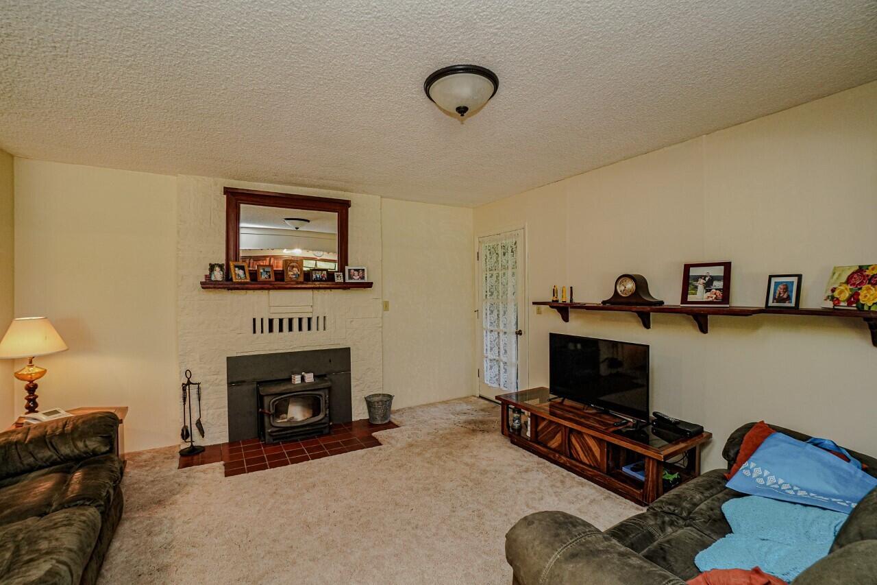 2994 South River Road Grants Pass, OR 97527 - Photo 14 of 32 Family Room