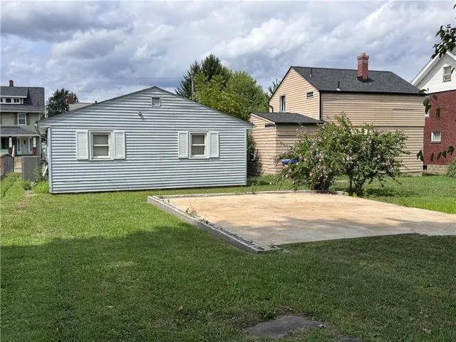 a view of a backyard