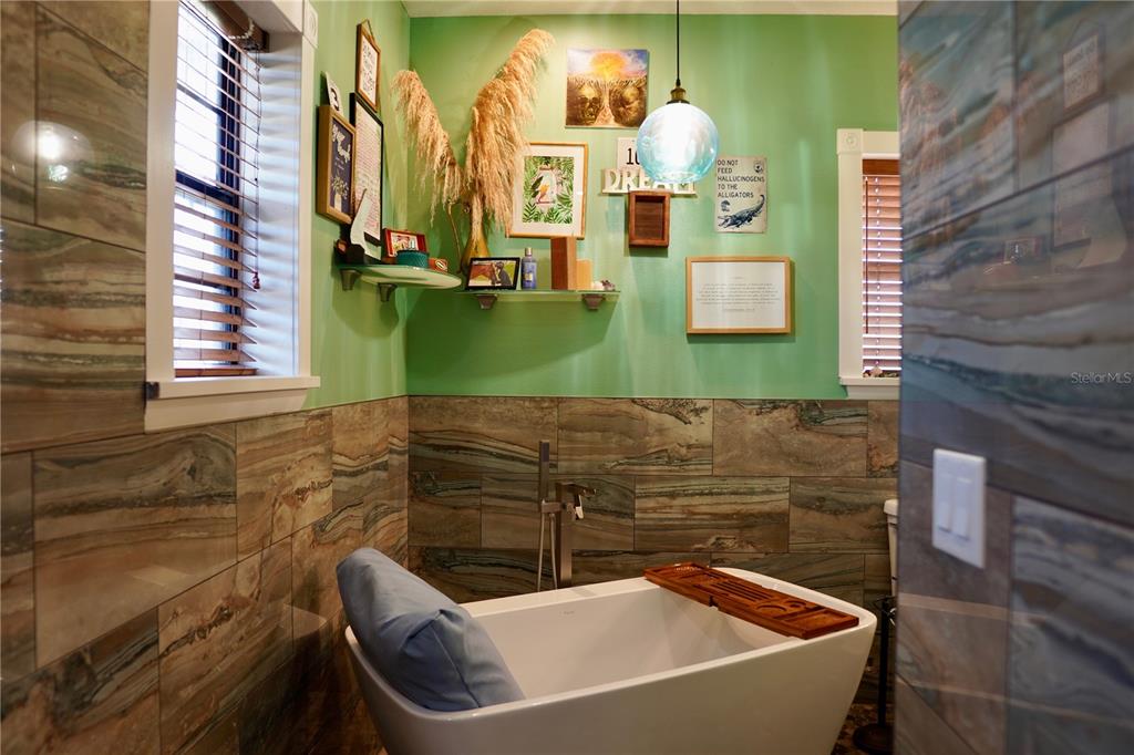 12895 Northwest Gainesville Road Reddick, FL 32686 - Photo 14 of 51 a bathroom with a bathtub