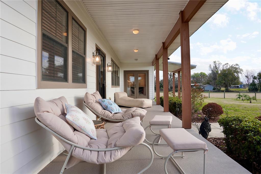 12895 Northwest Gainesville Road Reddick, FL 32686 - Photo 18 of 51 a living room with patio furniture and a garden