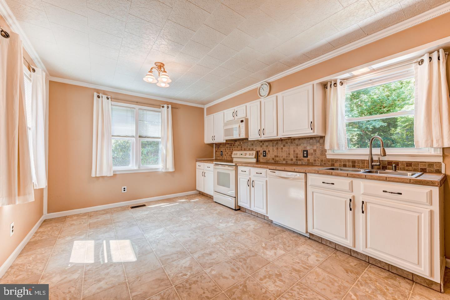 849 Sandy Run Road Yardley, PA 19067 - Photo 5 of 23 Gallery Image 5