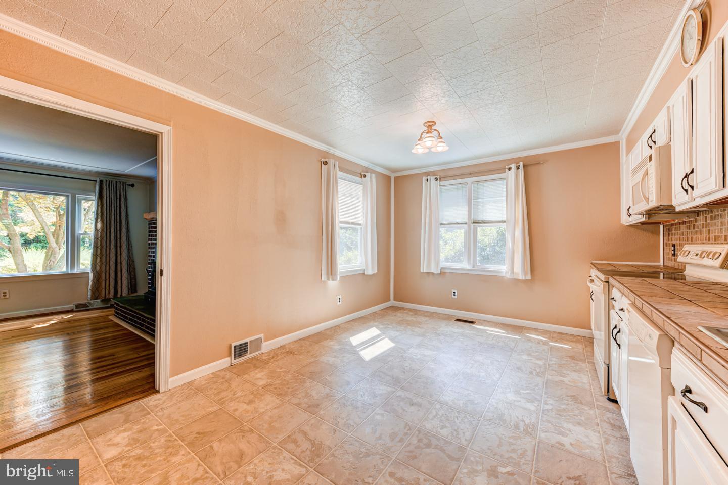849 Sandy Run Road Yardley, PA 19067 - Photo 6 of 23 Gallery Image 6