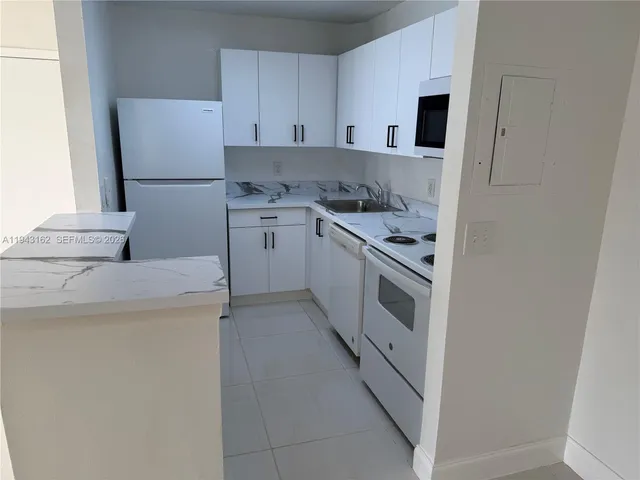 $2,050 | 10773 Cleary Boulevard, Unit 104, Plantation, FL 33324