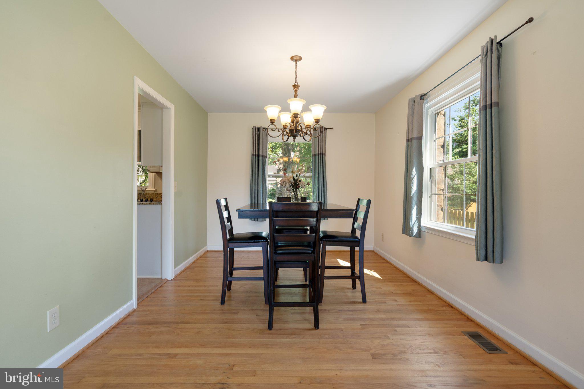 131 Moser Road Warrenton, VA 20186 - Photo 5 of 31 Eat in space connects to kitchen and living room.