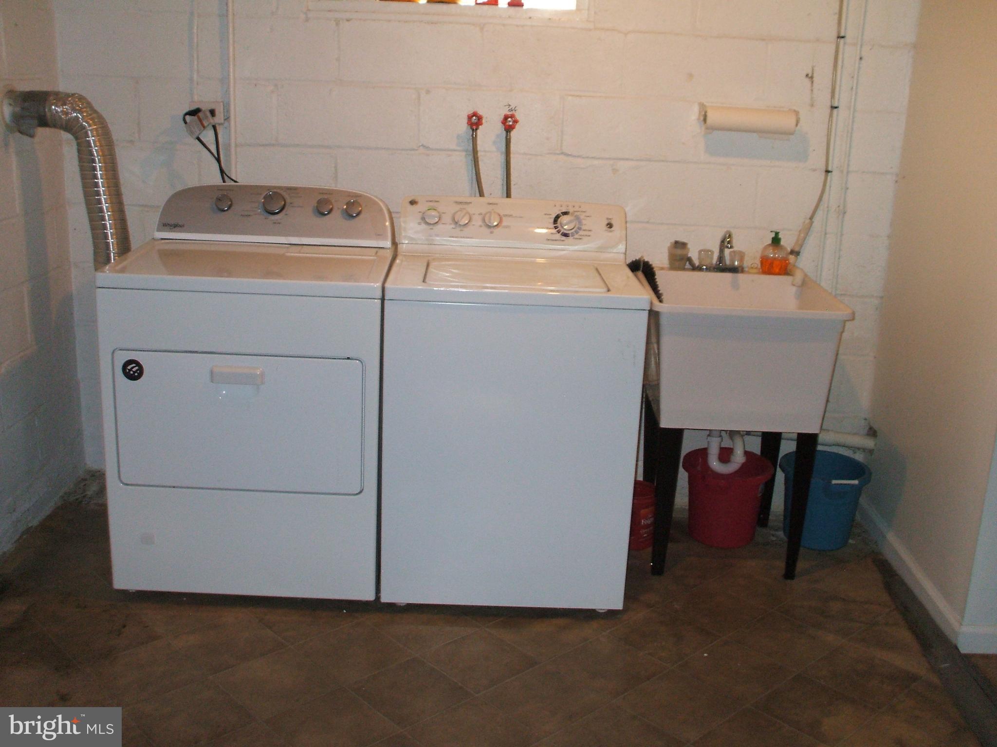264 Hawthorne Road Morton, PA 19070 - Photo 23 of 32 Utility Room Laundry w/Convenient Laundry Tub