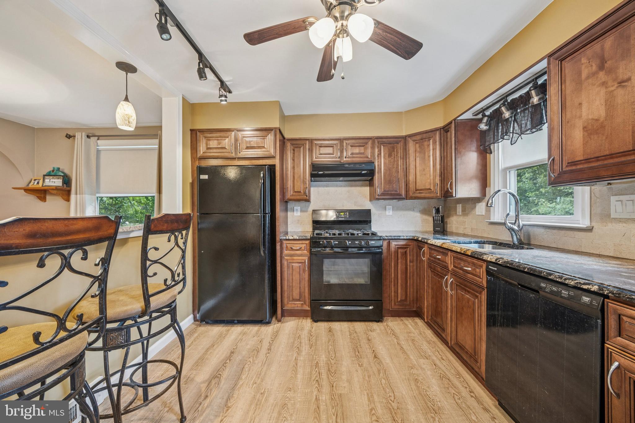 264 Hawthorne Road Morton, PA 19070 - Photo 7 of 32 Remodeled Kitchen w/Breakfast Bar
