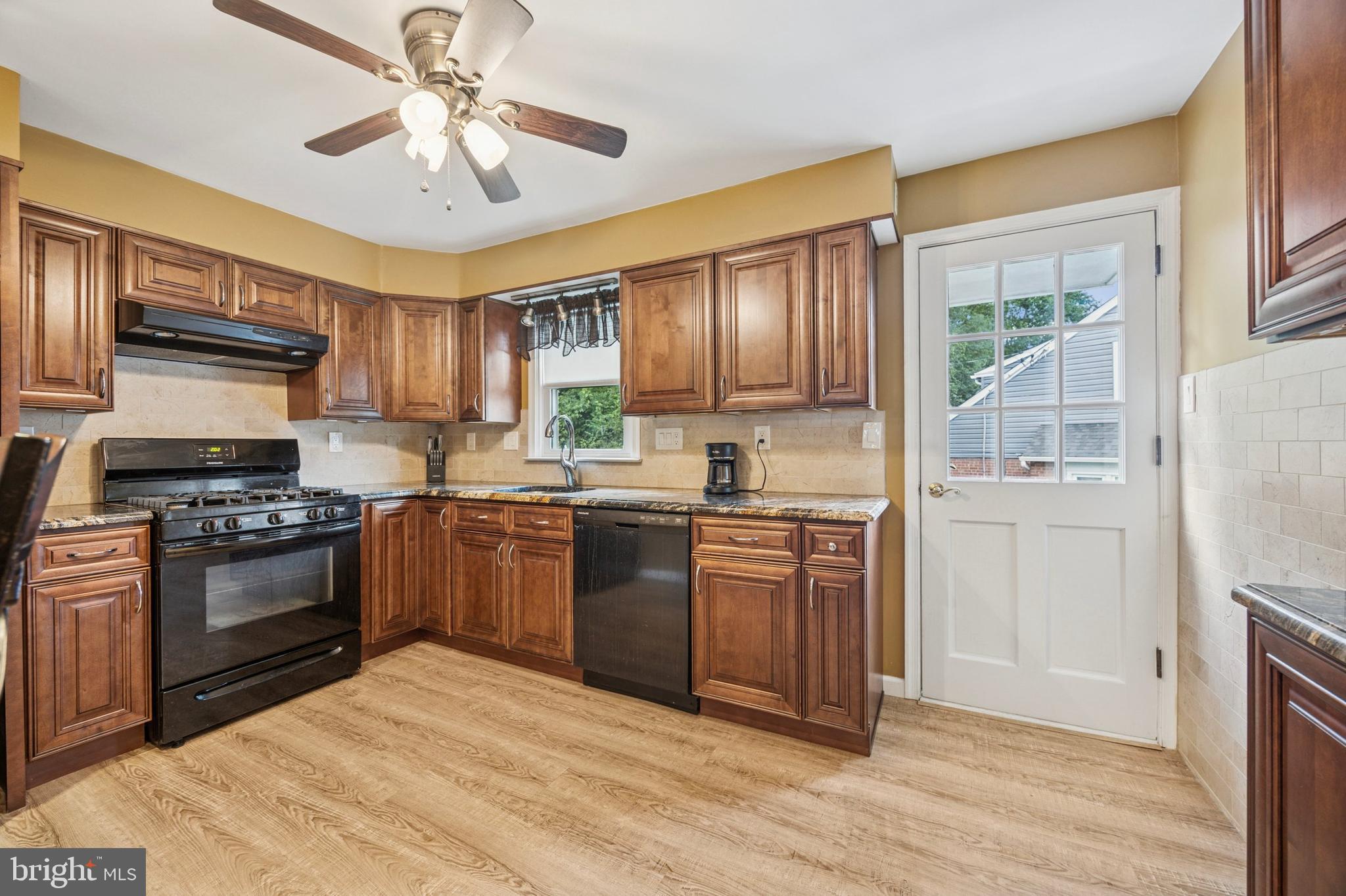 264 Hawthorne Road Morton, PA 19070 - Photo 8 of 32 Newer Kitchen w/Granite Counter & Tile Backsplash