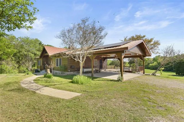 a view of back yard of the house