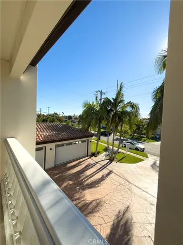 a view of a house with backyard and porch
