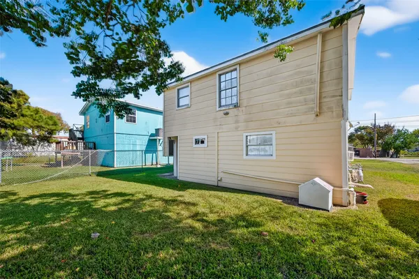 $1,400 | 1012 12th Street, Unit UP, Dickinson, TX 77539