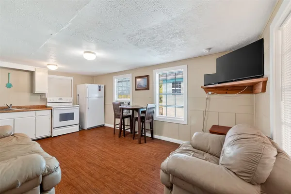 $1,400 | 1012 12th Street, Unit UP, Dickinson, TX 77539