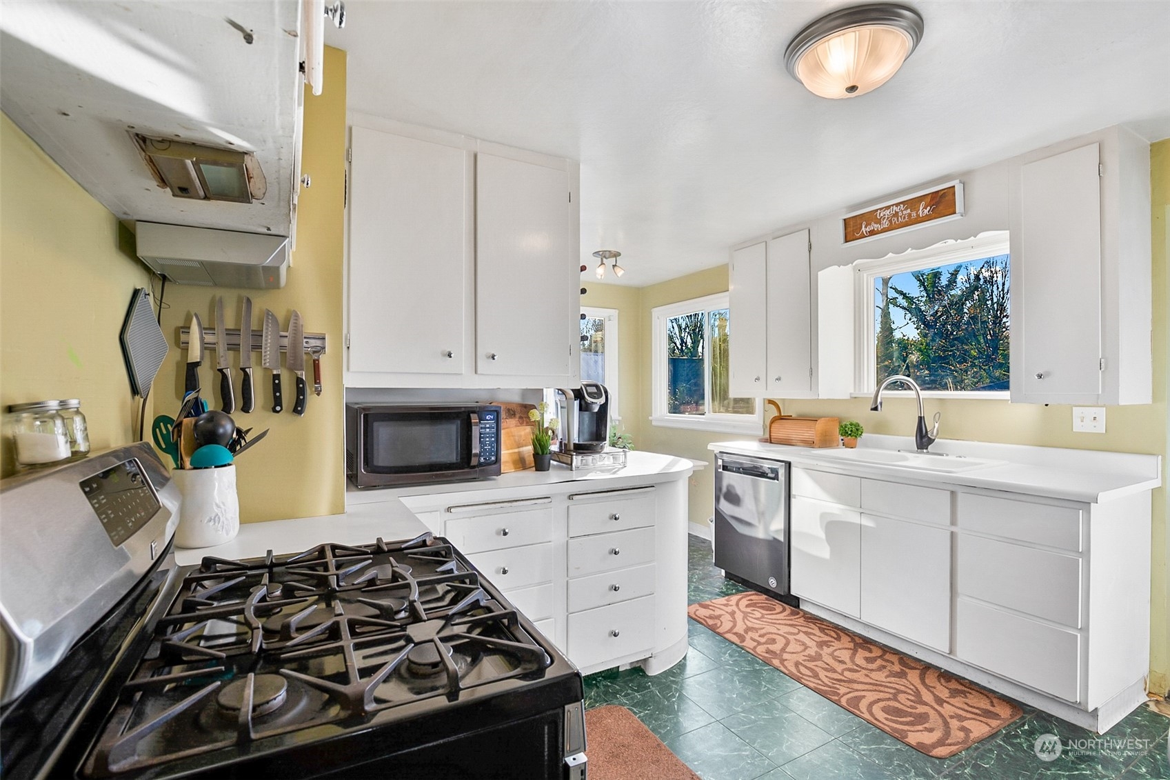 2322 Cherry Road Lake Stevens, WA 98258 - Photo 13 of 35 a kitchen with a stove and a sink