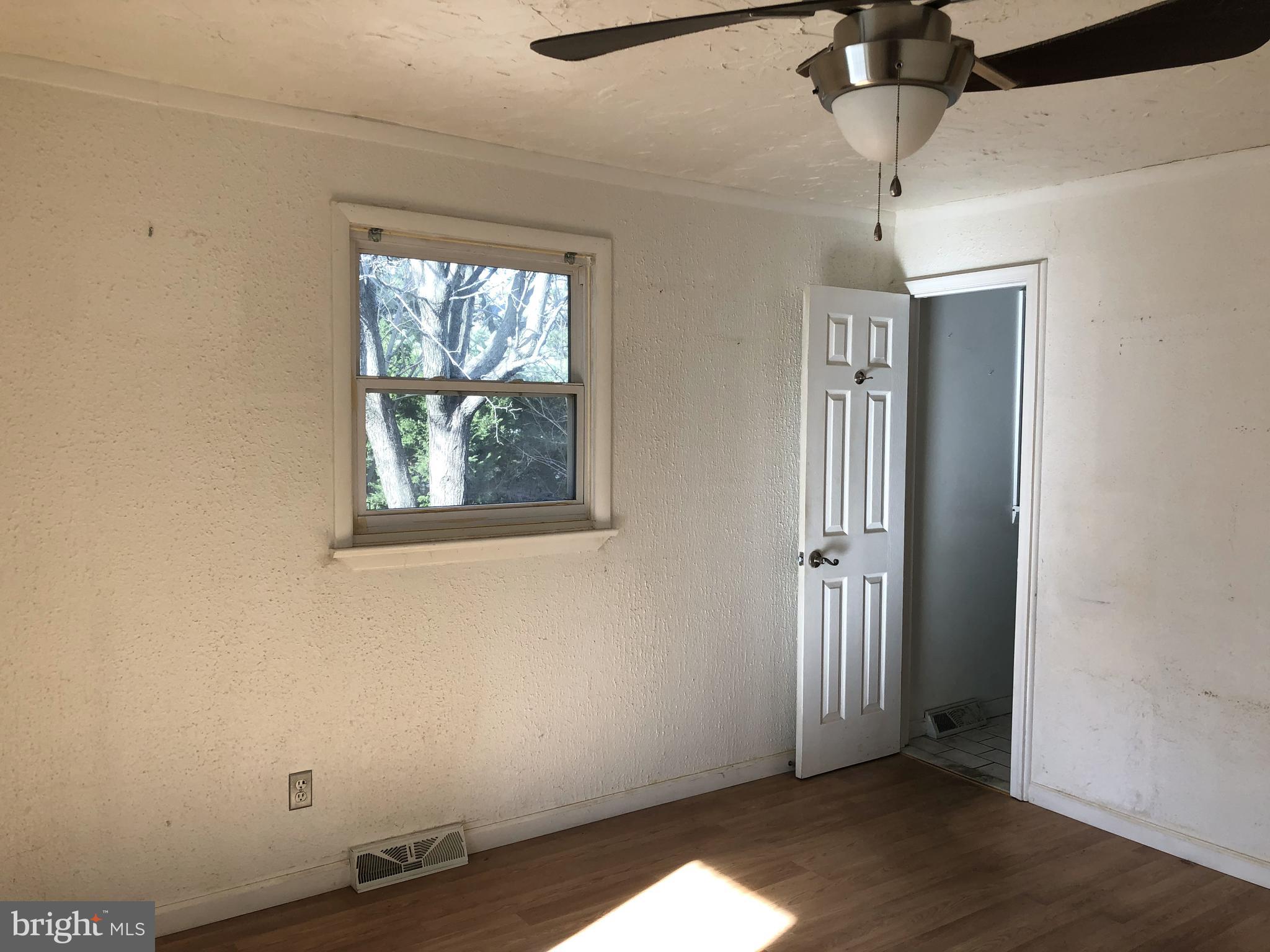 792 Stinchcomb Road Severna Park, MD 21146 - Photo 12 of 40 Master 1 on Left side