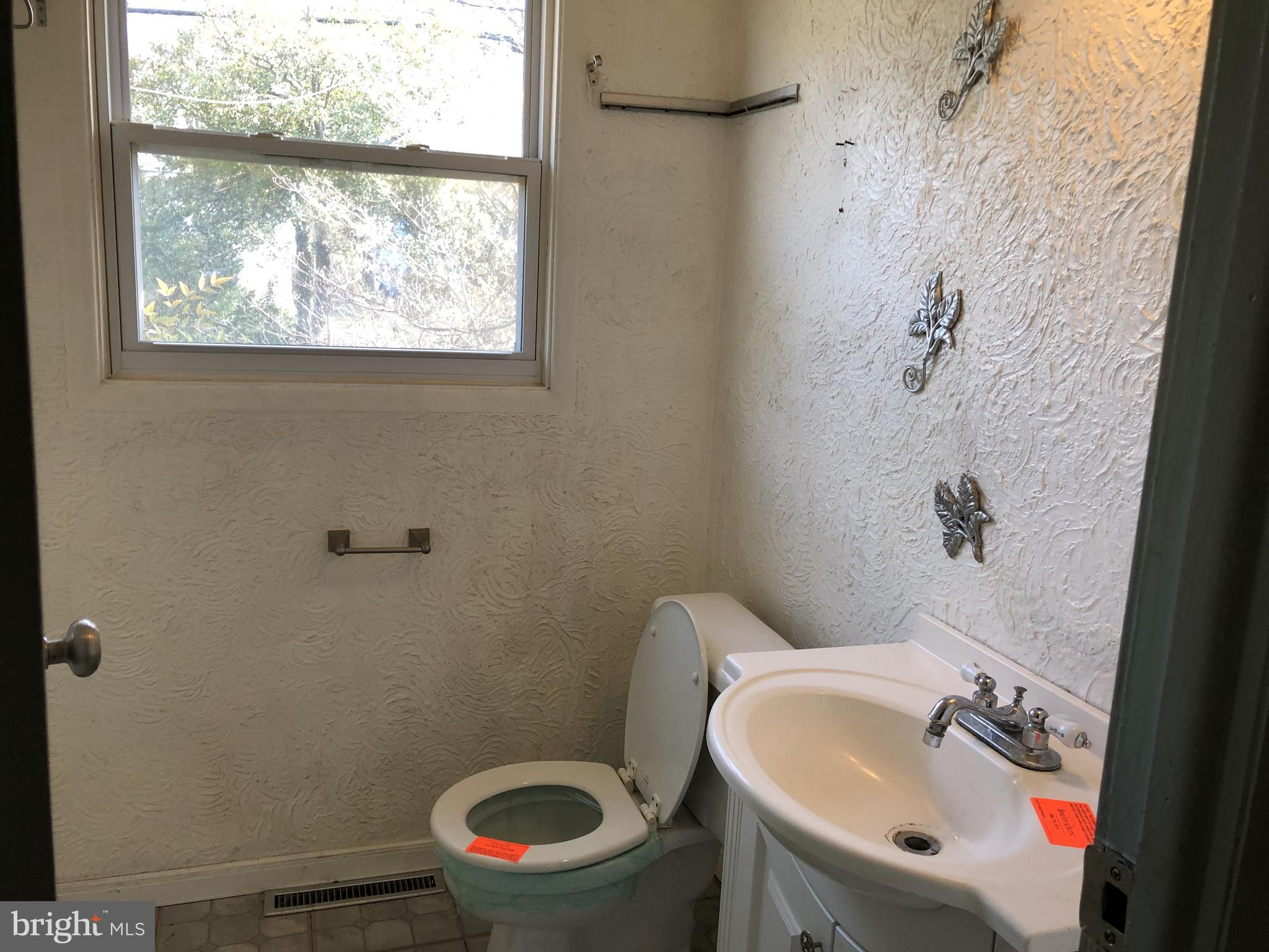 792 Stinchcomb Road Severna Park, MD 21146 - Photo 18 of 40 Master 2 on the Right Bath