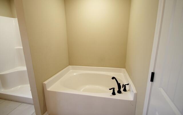 220 Wainwright Drive Crestview, FL 32539 - Photo 9 of 25 a bathroom with a bathtub