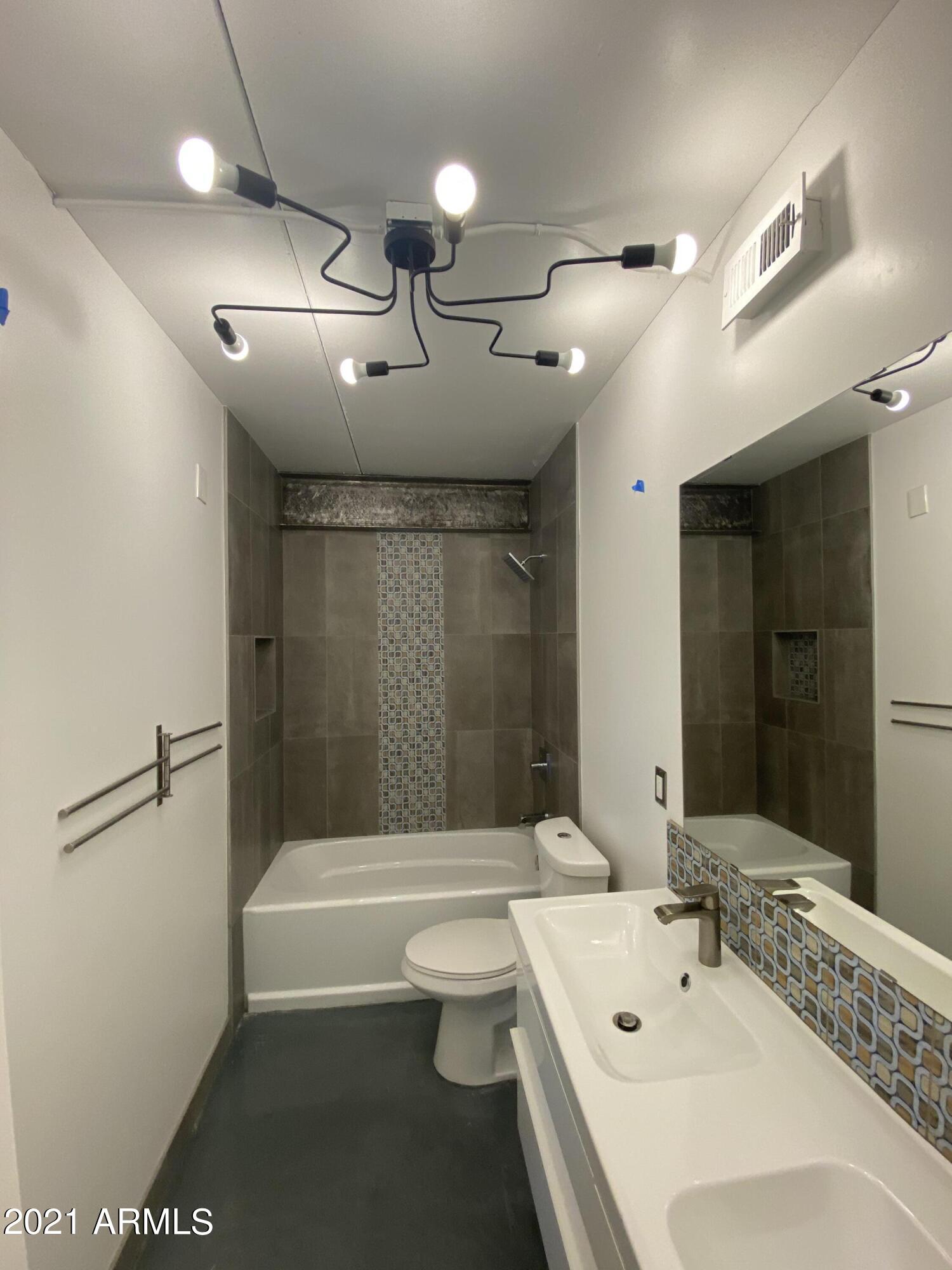 353 East Thomas Road, Unit C501 Phoenix, AZ 85012 - Photo 1 of 32 Guest bath