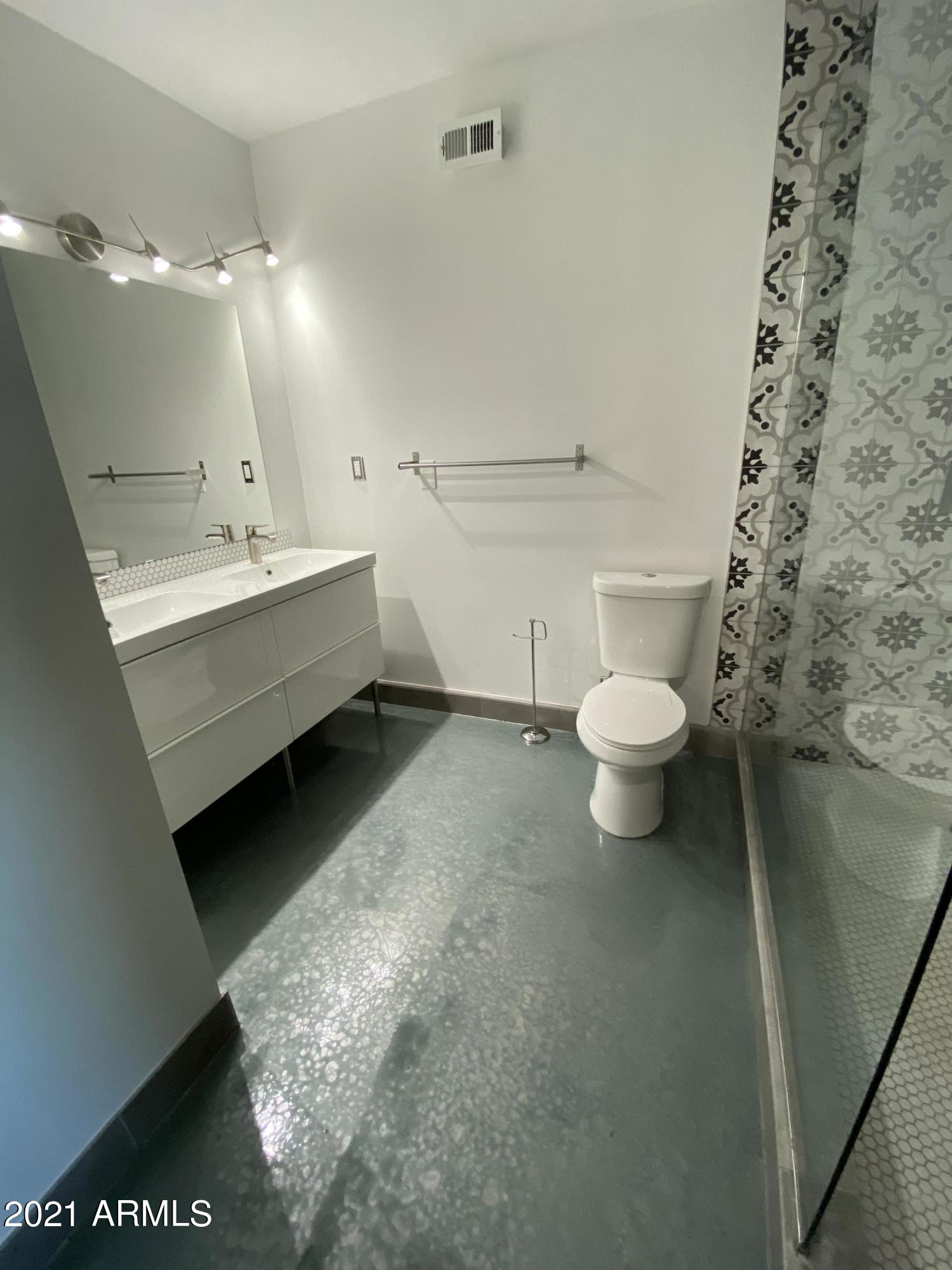 353 East Thomas Road, Unit C501 Phoenix, AZ 85012 - Photo 18 of 32 Master bath