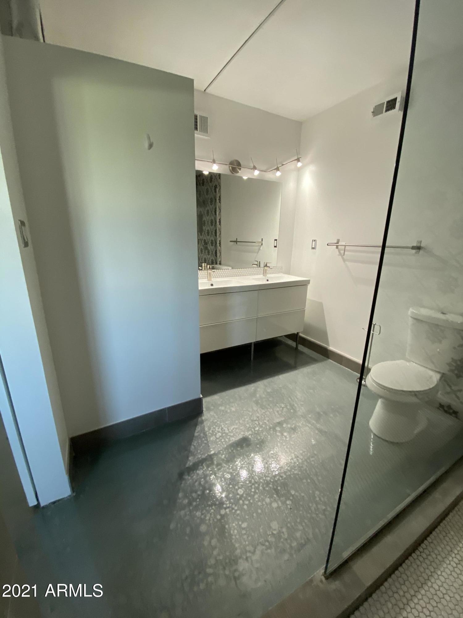353 East Thomas Road, Unit C501 Phoenix, AZ 85012 - Photo 20 of 32 Master bath