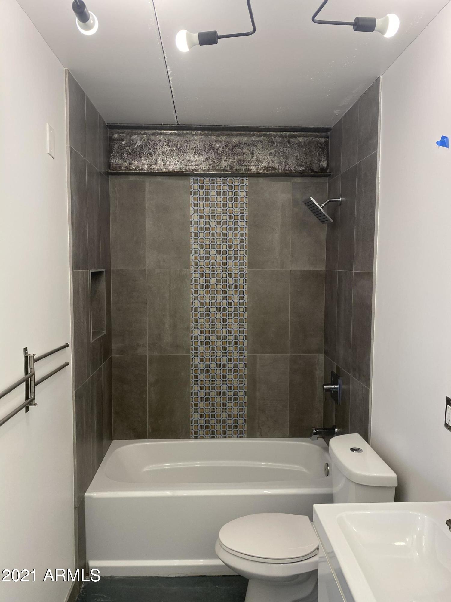 353 East Thomas Road, Unit C501 Phoenix, AZ 85012 - Photo 2 of 32 Guest bath