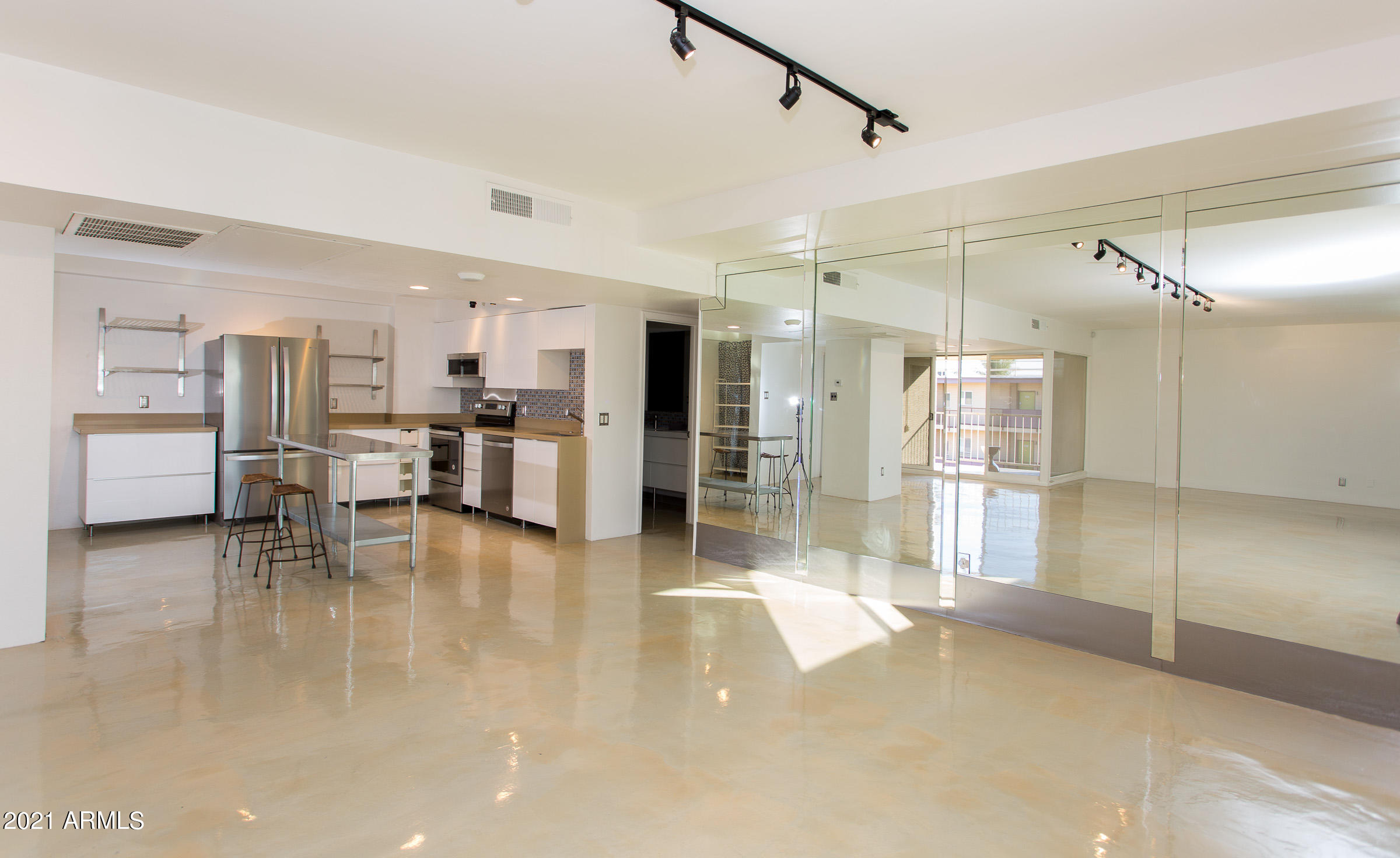 353 East Thomas Road, Unit C501 Phoenix, AZ 85012 - Photo 30 of 32 Kitchen/Great Room