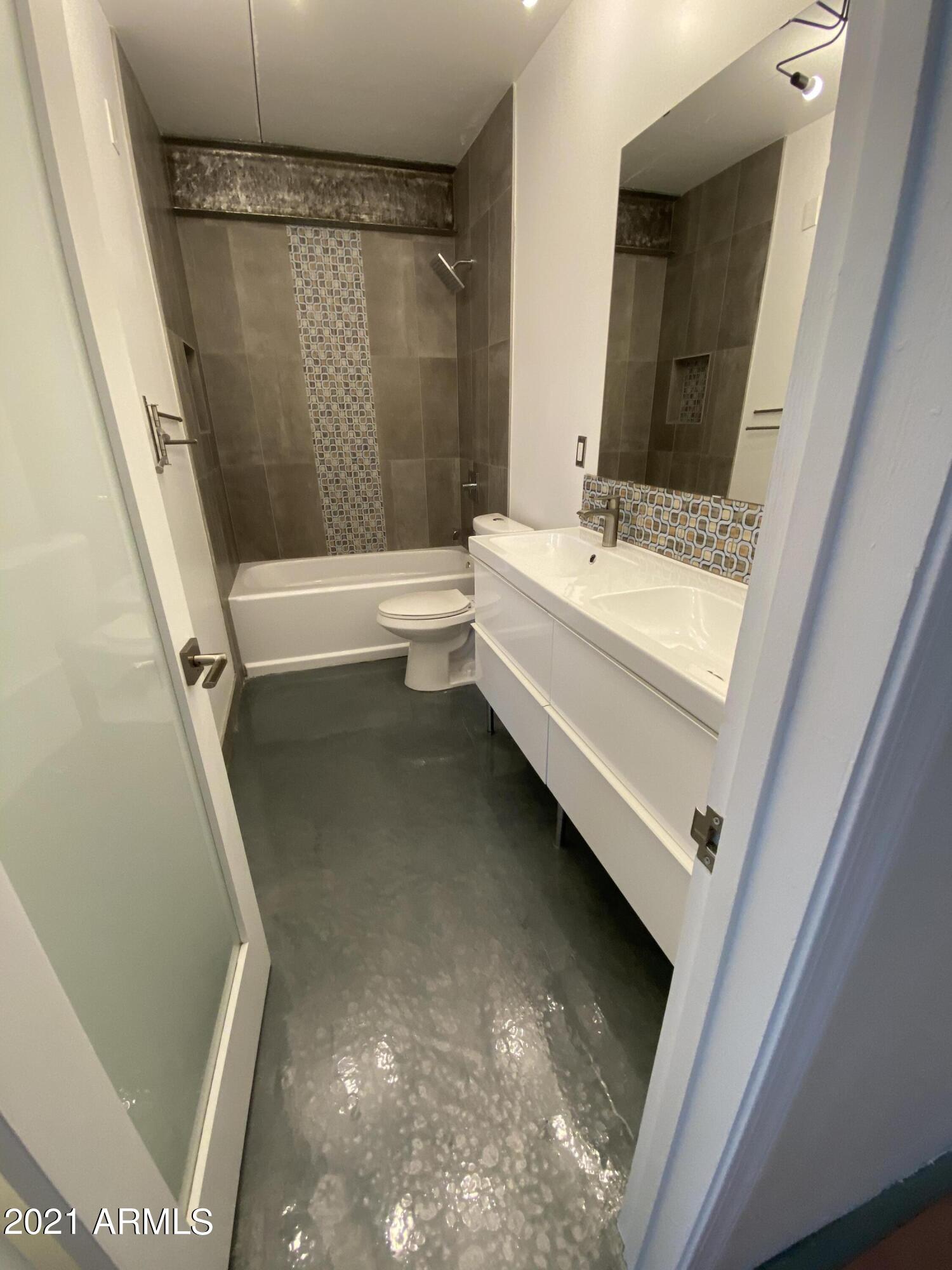 353 East Thomas Road, Unit C501 Phoenix, AZ 85012 - Photo 3 of 32 Guest bath