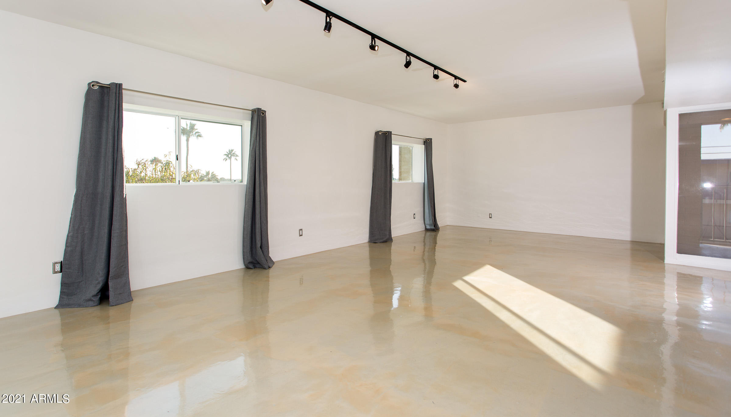 353 East Thomas Road, Unit C501 Phoenix, AZ 85012 - Photo 31 of 32 Great room