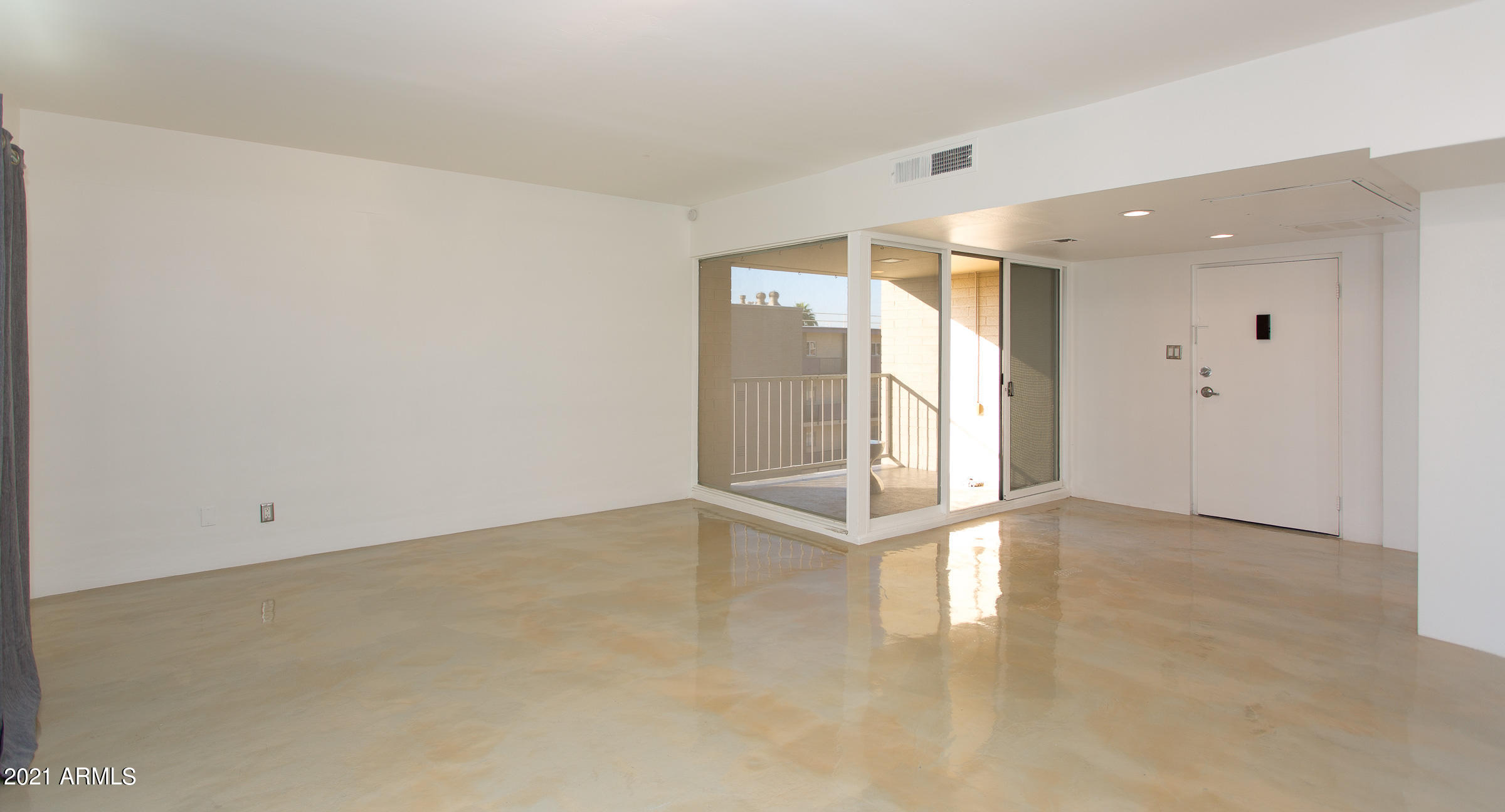 353 East Thomas Road, Unit C501 Phoenix, AZ 85012 - Photo 32 of 32 Great room