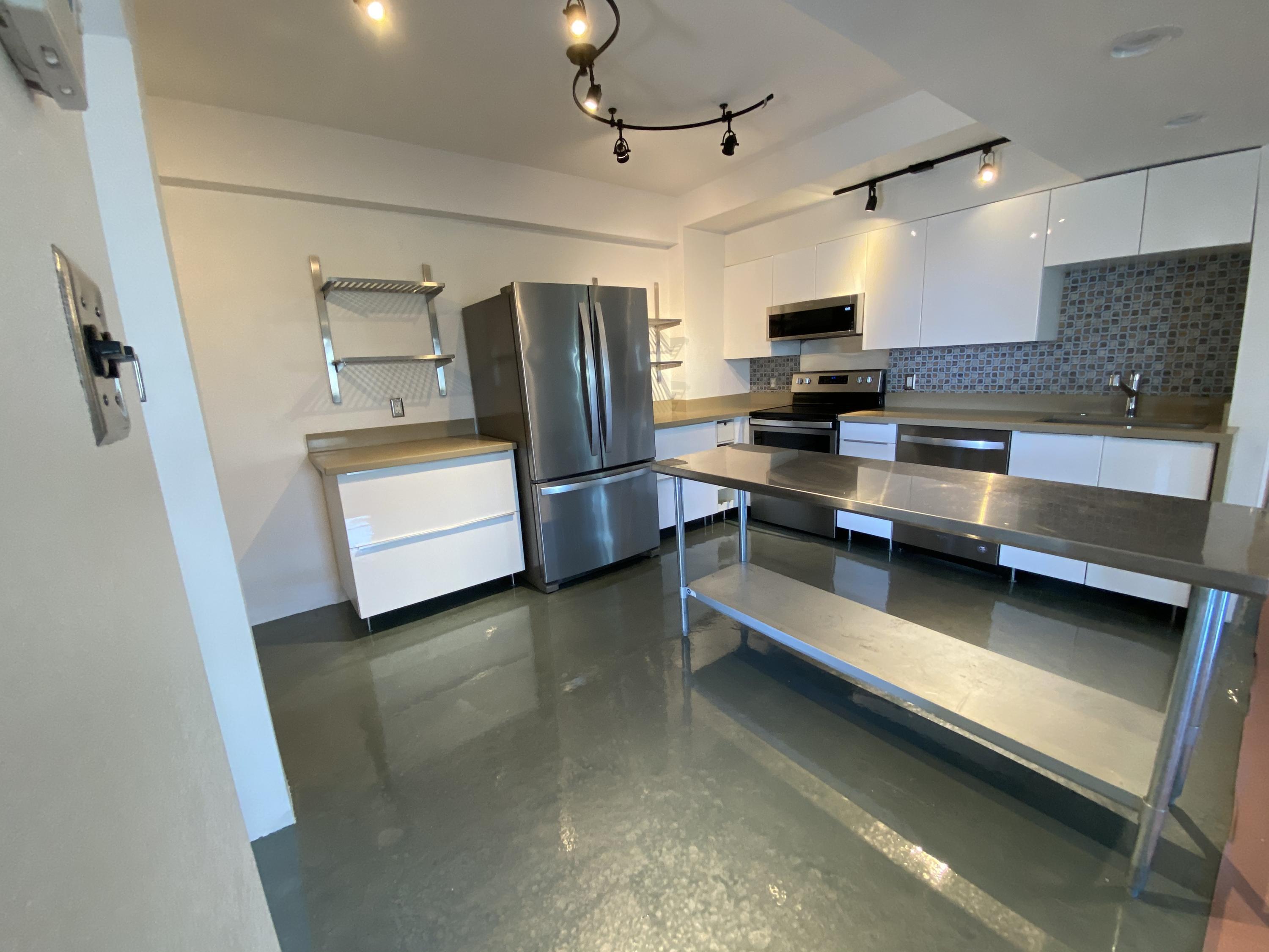 353 East Thomas Road, Unit C501 Phoenix, AZ 85012 - Photo 6 of 32 kitchen