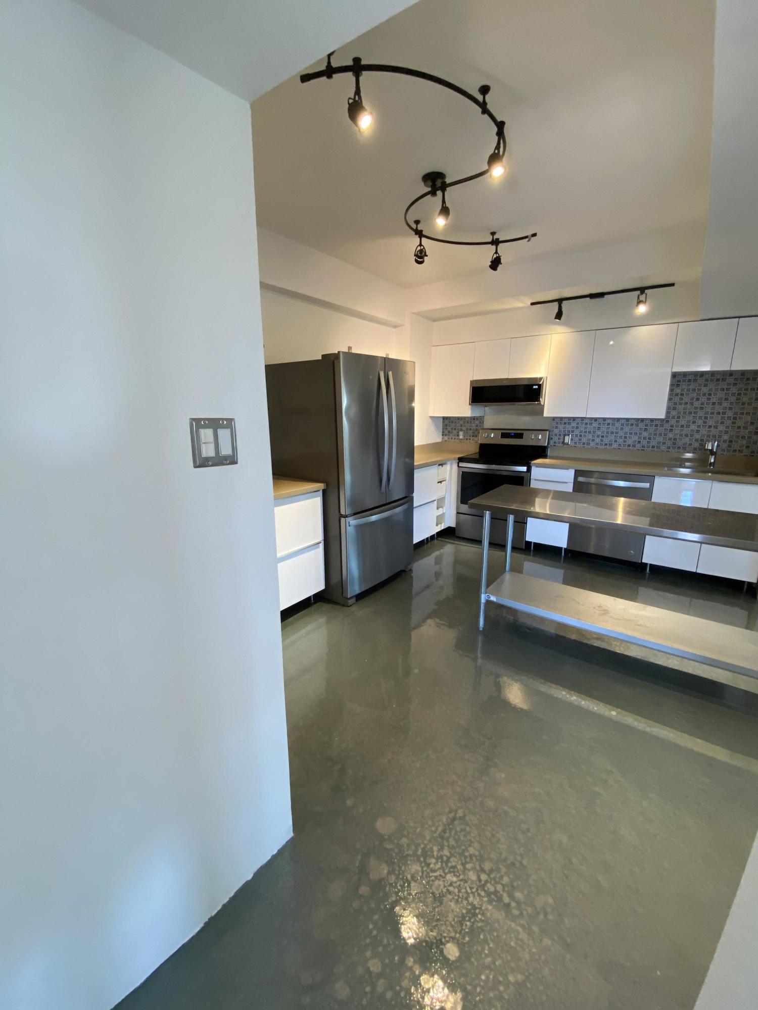 353 East Thomas Road, Unit C501 Phoenix, AZ 85012 - Photo 7 of 32 kitchen