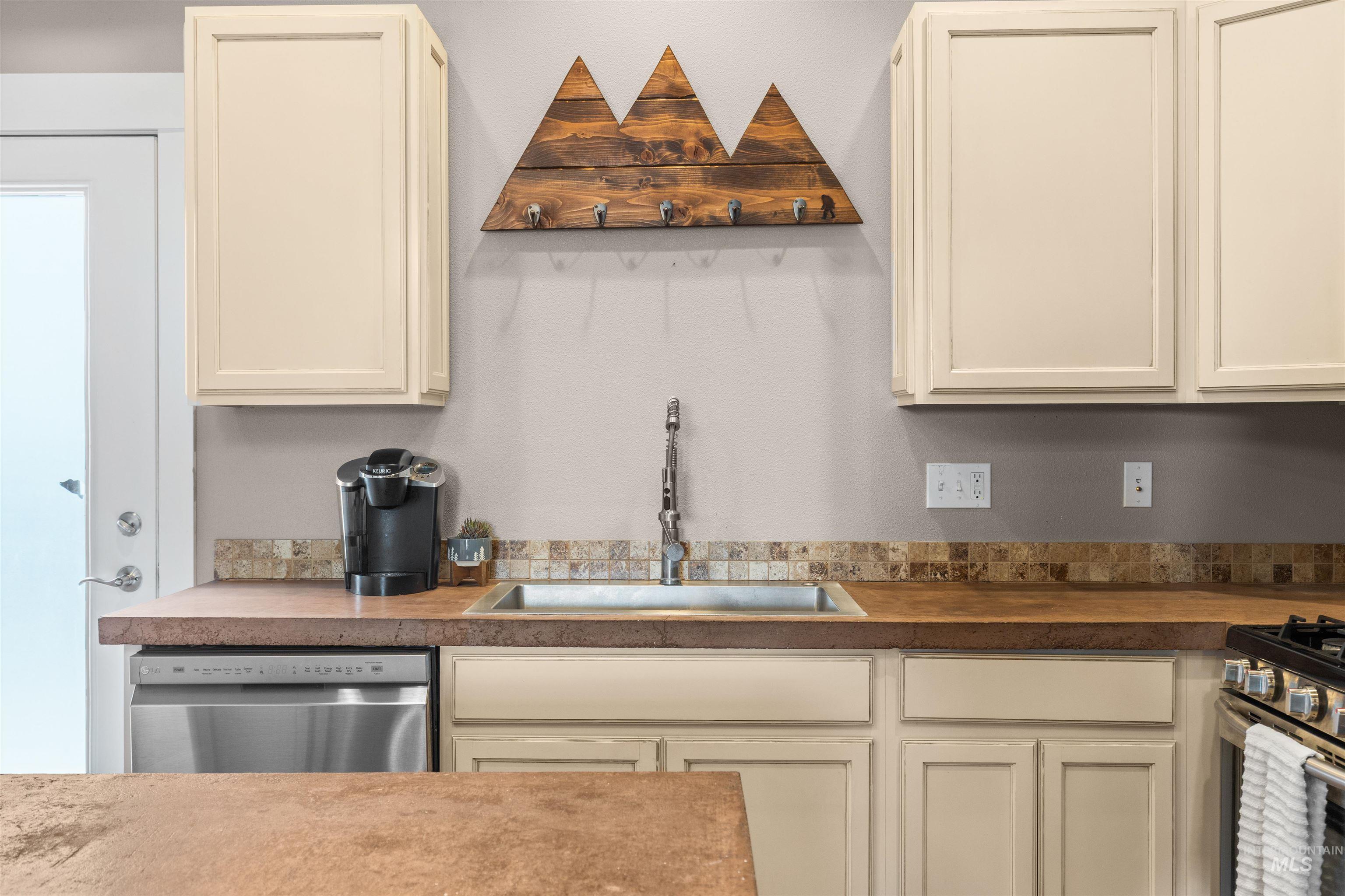 3810 21st Street Lewiston, ID 83501 - Photo 13 of 39 Kitchen with cream cabinets and stainless steel appliances