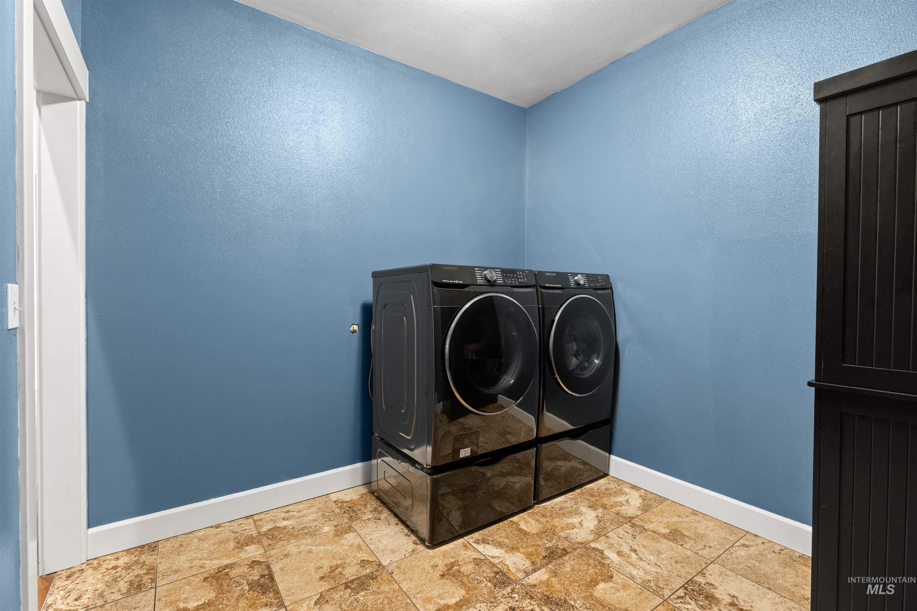 3810 21st Street Lewiston, ID 83501 - Photo 29 of 39 Laundry room with washer and dryer and a textured wall