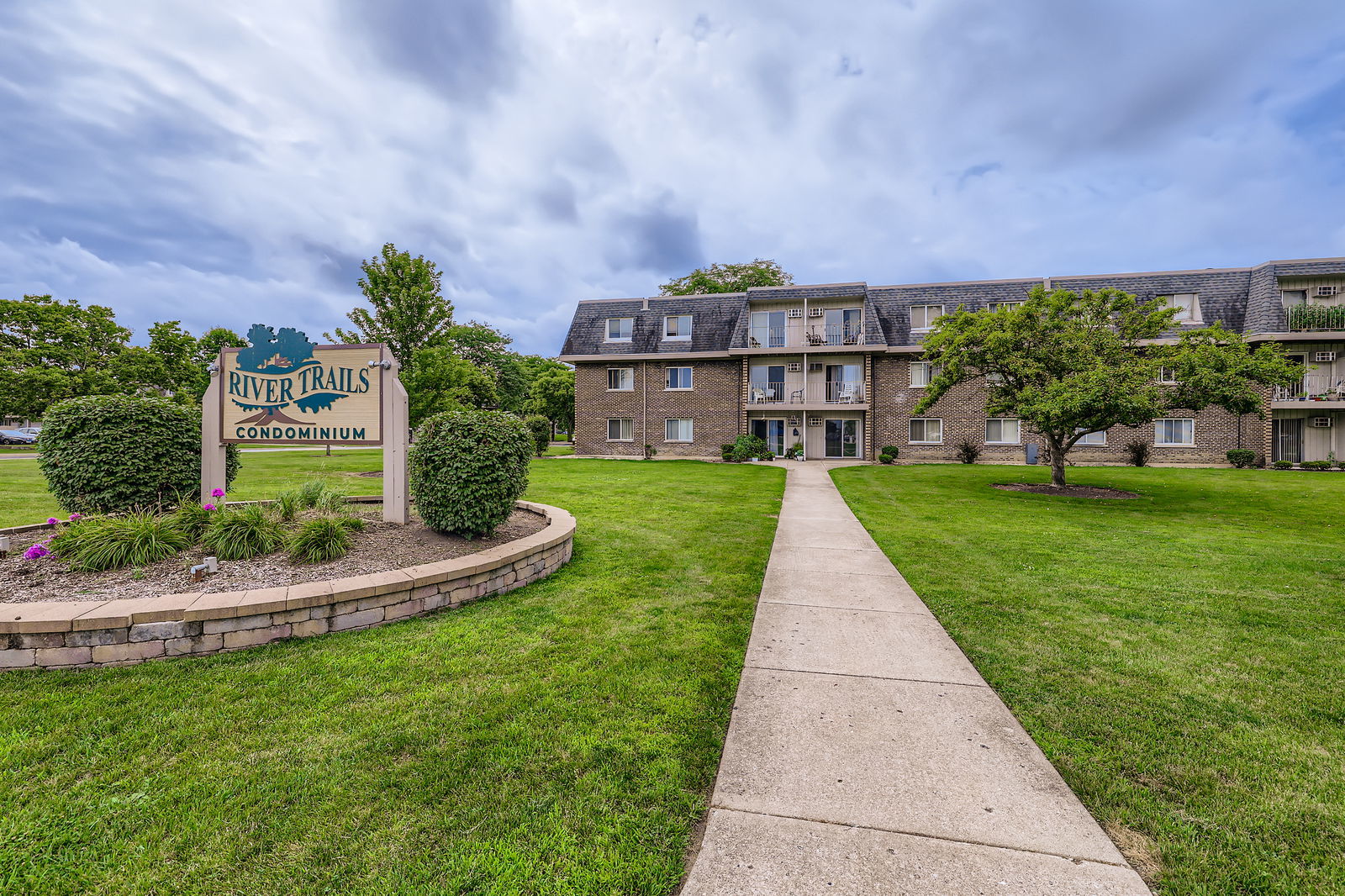 870 Winesap Court, Unit 103 Prospect Heights, IL 60070 - Photo 11 of 11 a front view of a house with garden