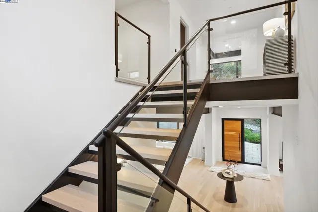 $2,600,000 | 3 West Circle, Oakland, CA 94611