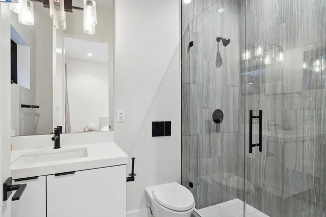 $2,600,000 | 3 West Circle, Oakland, CA 94611