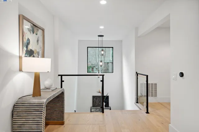 $2,600,000 | 3 West Circle, Oakland, CA 94611