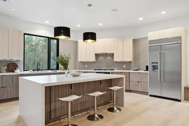 $2,600,000 | 3 West Circle, Oakland, CA 94611