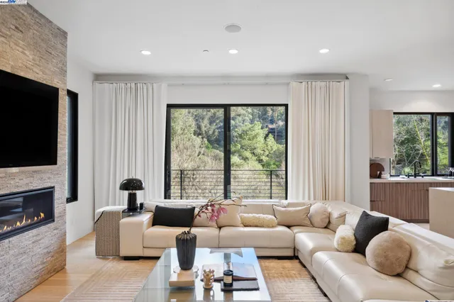 $2,600,000 | 3 West Circle, Oakland, CA 94611