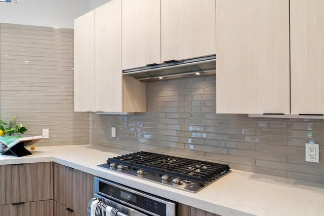 $2,600,000 | 3 West Circle, Oakland, CA 94611