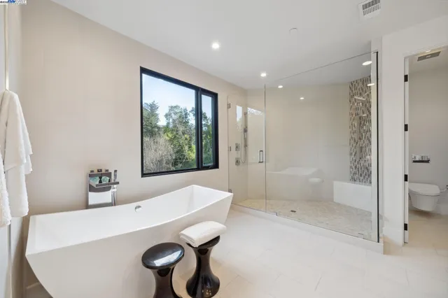 $2,600,000 | 3 West Circle, Oakland, CA 94611