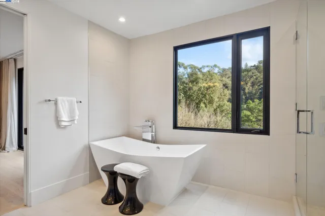 $2,600,000 | 3 West Circle, Oakland, CA 94611