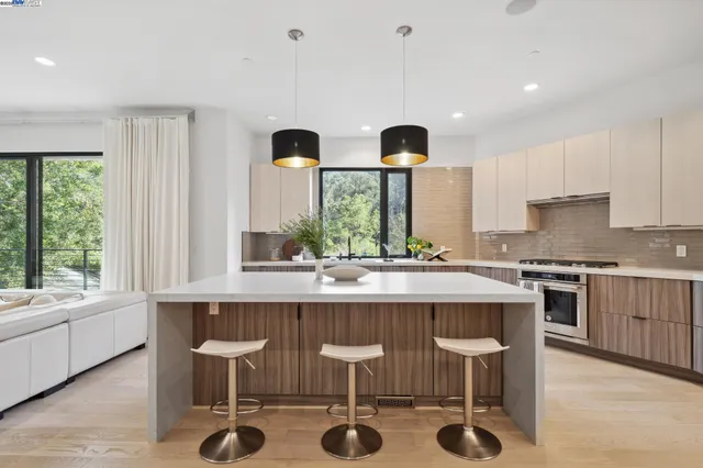 $2,600,000 | 3 West Circle, Oakland, CA 94611